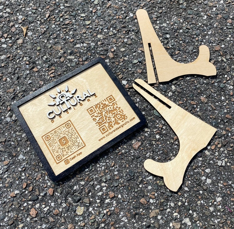 Plaque de code QR Scan Me en bois avec support image 2