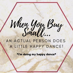 Puede incluir: Un fondo de m&aacute;rmol blanco con un marco hexagonal rojo. El texto dentro del marco dice "When You Buy Small... An Actual Person Does A Little Happy Dance! *i'm doing my happy dance*"