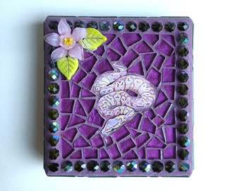 Art mosaïque serpent coloré avec fleurs, art mural en verre pour les amateurs de serpents, art technique mixte Serpentes en verts et violets