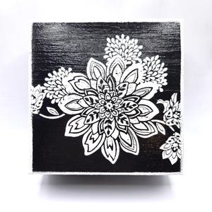 Schwarz-weiße Schmuckschatulle mit Blumenmotiv, klassische einfarbige Trinketbox Wohnkultur, schwarz-weiße Aufbewahrungsbox, Geschenk für edle Mädels