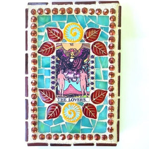 Carta de tarô Rider-Waite Os amantes mosaico de mídia mista, arte de parede de vidro para casais apaixonados, arte de cartas de tarô em vermelho e turquesa