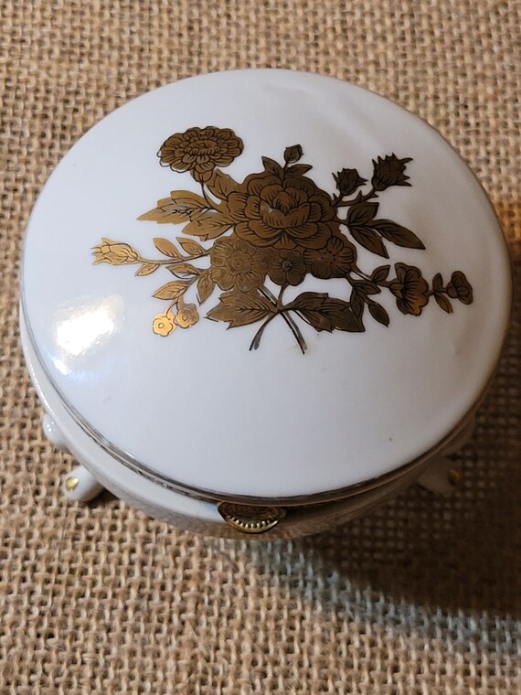 Vintage Porcelain 4-Footed Vanity Trinket Box Gol… - image 10