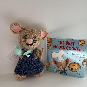 Cookie Mouse mouse with book