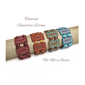以下が含まれることがあります： 赤、オレンジ、茶色、ターコイズなど、さまざまな色のビーズブレスレット4本が木製の表面に置かれています。ブレスレットは小さなビーズで作られており、幾何学的なパターンになっています。ブレスレットの上に「チュートリアル幾何学的エッセンス」と「ザ・メリー・ビーダー」のテキストが表示されています。