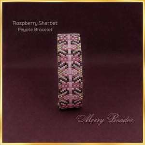 Pode incluir: Pulseira peyote de contas em tons de rosa, branco e castanho. A pulseira apresenta um padrão geométrico com o texto "Raspberry Sherbet Peyote Bracelet" e "Merry Beader".