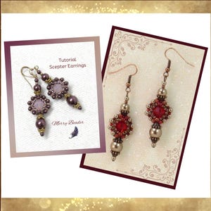 Puede incluir: Un par de pendientes de cuentas con un diseño rojo y dorado y un par de pendientes de cuentas con un diseño morado y dorado. Los pendientes están sobre un fondo blanco con el texto "Tutorial Scepter Earrings Merry Beader".