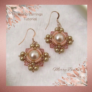 Könnte beinhalten: Ein Paar goldfarbene Ohrringe mit quadratischem Design, das eine Perle in der Mitte und rosa und goldene Perlen aufweist. Die Ohrringe sind mit "Raina Earrings Tutorial" und "Merry Beader" beschriftet.