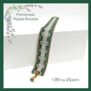 Könnte beinhalten: Ein Perlen-Peyote-Armband mit einem goldenen Verschluss. Das Armband hat ein weißes und grünes Muster mit goldenen Akzenten. Der Text "Promenade Peyote Bracelet" ist sichtbar. Die Worte "Merry Beader" sind ebenfalls sichtbar.