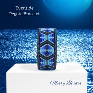 Peut inclure: Un bracelet peyote perlé aux tons de bleu et noir, avec des motifs géométriques. Le bracelet est présenté sur une surface blanche sur fond bleu. Le texte indique "Eventide Peyote Bracelet" et "Merry Beader".