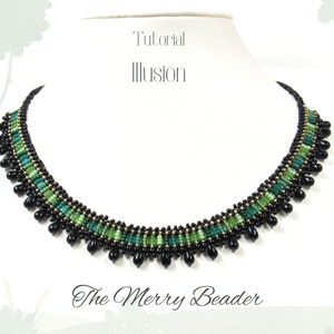 Puede incluir: Un collar de cuentas negras y verdes con el texto 'Tutorial Illusion' y 'The Merry Beader' superpuesto.