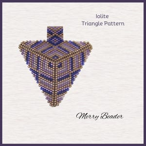 Op de afbeelding: Een paarse en gouden kralen driehoekige hanger met een geometrisch patroon. De hanger is gelabeld "Iolite Triangle Pattern" en "Merry Beader".