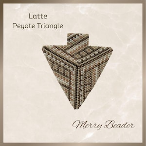 Może przedstawiać: Kawałek koralikowy Latte Peyote Triangle w odcieniach brązu, beżu i bieli. Geometryczny wzór ma kształt trójkąta z prostokątnym wierzchem. Widoczny jest również tekst "Latte Peyote Triangle" i "Merry Beader".