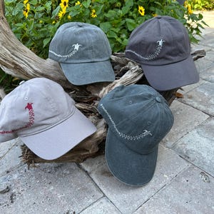 Boné com estampa de pegadas de tartaruga marinha e filhote