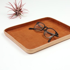 Bandeja de cuero grande para guardar objetos personales. Interior de gamuza marrón. Perfecta para guardar objetos esenciales de uso diario, como llaves, gafas, monedas, relojes y billeteras.