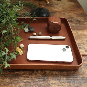 Bandeja de valet de cuero moldeado tamaño carta A4 marrón XL. Perfecta para guardar artículos esenciales diarios en un espacio moderno. Decoración del hogar. Hogar y vida.