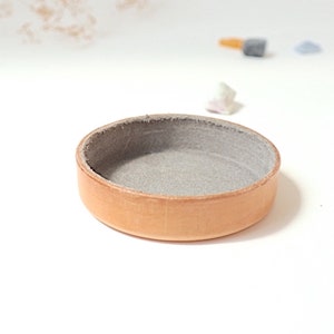 Bandeja redonda pequena de couro cinza. Porta-joias, acessórios organizadores para guardar itens essenciais. Item de decoração para casa. Estojo para joias.
