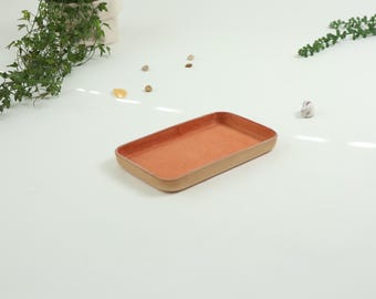 Leather Valet Tray Medium. Peach suede interior. Perfect for storing daily essentials such as keys, glasses, coins, Watches, and wallets