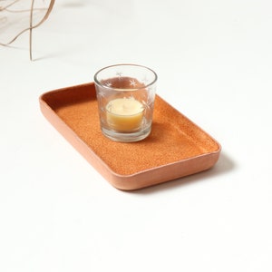 Leather Valet Tray Medium. Brown suede interior. Perfect for storing daily essentials such as keys, glasses, coins, watches, and wallets