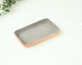 Leather Valet Tray Medium. Grey suede interior. Perfect for storing daily essentials such as keys, glasses, coins, Watches, and wallets