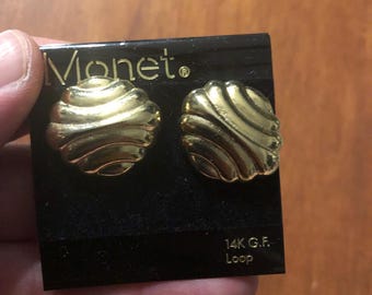 Pendientes vintage Monet de aspecto abstracto en tono dorado, nuevos en caja.