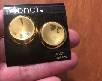 Pendientes vintage Monet redondos en tono dorado, nuevos en caja.