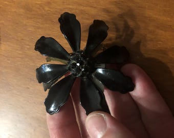 Broche vintage de flor negra, ligeramente usado.