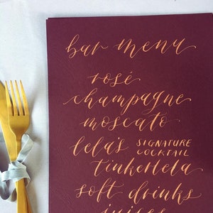 Cartello del menu / Menu del bar - Carta bordeaux con scritte calligrafiche dorate