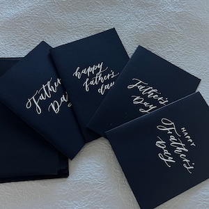 Juego de tarjeta y sobre negros del Día del padre feliz - Recuerdo clásico de caligrafía blanca [Papelería personalizada]