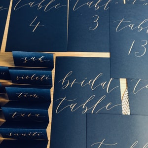 Números de mesa: tarjeta negra con caligrafía dorada Papelería personalizada para eventos de lujo