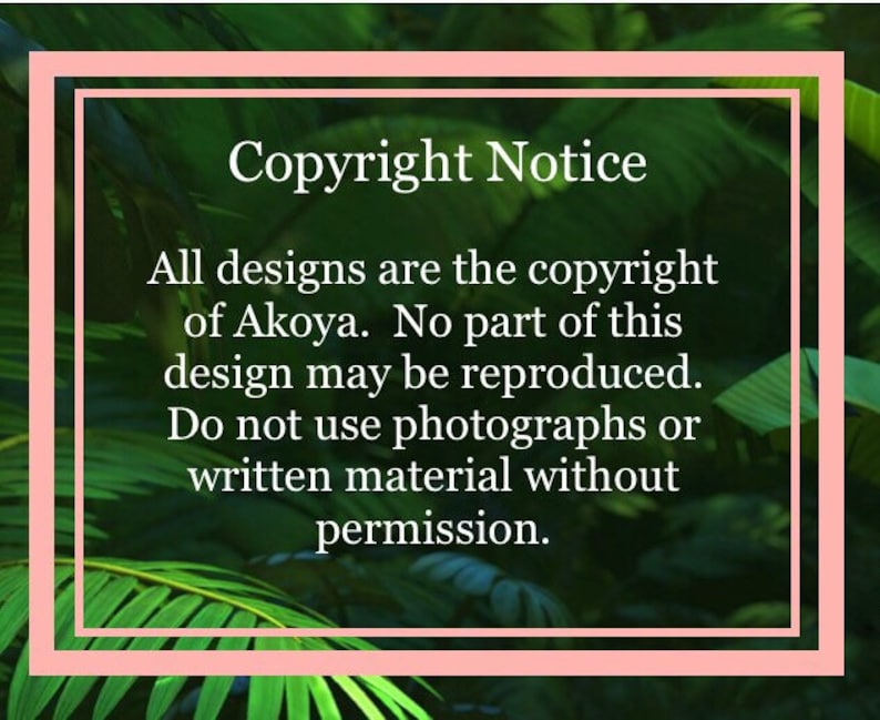 K&ouml;nnte beinhalten: Ein Copyright-Hinweis mit gr&uuml;nem Blattwerk im Hintergrund. Der Text lautet: "Copyright-Hinweis. Alle Designs sind urheberrechtlich gesch&uuml;tzt durch Akoya. Kein Teil dieses Designs darf reproduziert werden. Die Verwendung von Fotos oder schriftlichem Material ist ohne Genehmigung nicht gestattet."