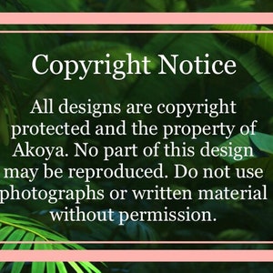 Puede incluir: Un aviso enmarcado en rosa y blanco con el texto "Copyright Notice" y el siguiente texto: "Todos los dise&ntilde;os est&aacute;n protegidos por derechos de autor y son propiedad de Akoya. Ninguna parte de este dise&ntilde;o puede reproducirse. No utilice fotograf&iacute;as o material escrito sin permiso."