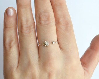 Small minimalist daisy ring in sterling silver 9.25 - Adjustable ring - Magical and delicate.