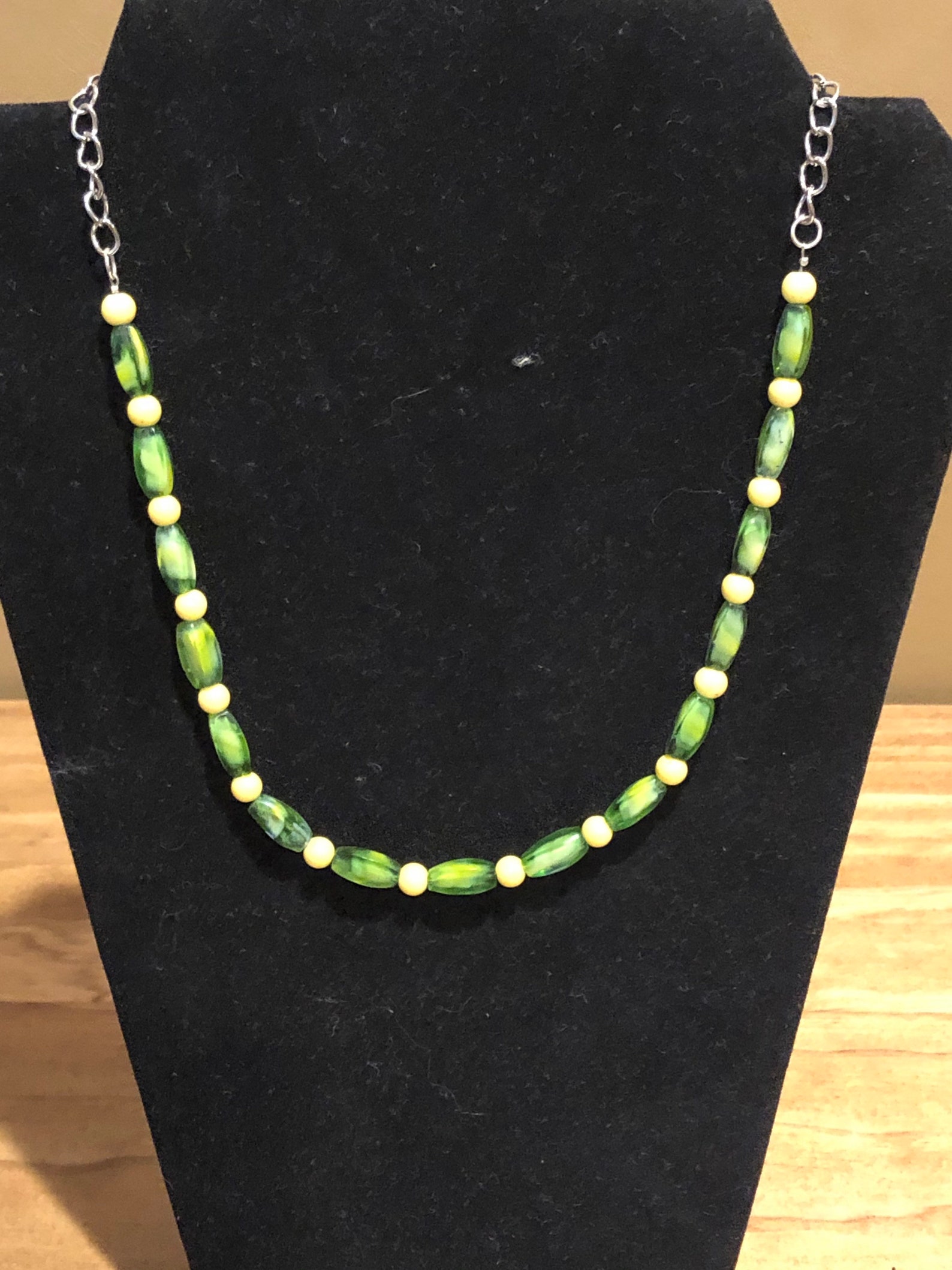 collar amarillo con verde