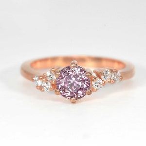 Anillo de boda y compromiso de zafiro rosa claro y diamante blanco redondo / Anillo de promesa nupcial de zafiro de 5 mm / Anillo de diamantes de oro rosa para ella