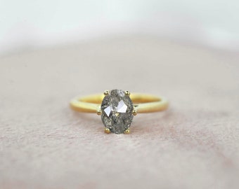 Salt and pepper diamond ring in 18k yellow gold