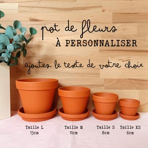 Op de afbeelding: Vier terracotta bloempotten in verschillende maten, gelabeld met hun maat in centimeters: 13 cm, 11 cm, 8 cm en 6 cm. De tekst "pot de fleurs à personnaliser" en "ajoutes le texte de votre choix" staat boven de potten.