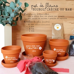 Peut inclure: Quatre pots de fleurs en terre cuite avec des messages personnalisés. Les pots sont de différentes tailles, allant de 6 cm à 13 cm de diamètre. Les messages sur les pots incluent "Merci pour tout nounou", "Merci à toute l'équipe Sofia", et "Merci pour tout nounou".