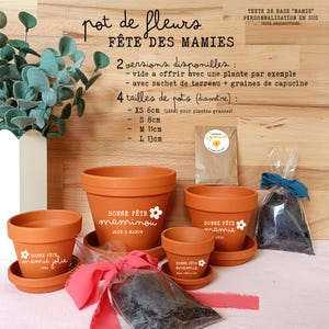 Peut inclure: Ensemble de quatre pots de fleurs en terre cuite avec le texte "Bonne Fête Mamie" dans différentes variantes. Les pots sont de différentes tailles, allant de 6 cm à 13 cm de diamètre. L'ensemble comprend un sac de terreau et un sachet de graines.