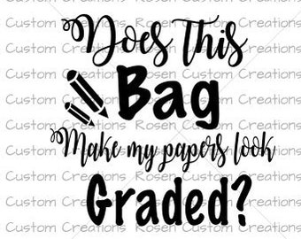 Può includere: Grafica di testo in bianco e nero che recita "Does this bag make my papers look graded?" con due matite disegnate accanto alla parola "bag".