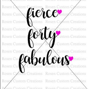 Può includere: Grafica di testo in bianco e nero con le parole "fierce forty fabulous" con un cuore rosa dopo ogni parola.