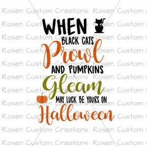 Op de afbeelding: Een Halloween-grafisch ontwerp met een zwart katten silhouet en een pompoen. De tekst luidt "Wanneer zwarte katten ronddwalen en pompoenen glimmen, mag geluk jouw deel zijn op Halloween."