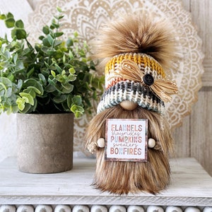 Adorable gnomo con sombrero de rayas y letrero de otoño: bandeja decorativa perfecta para el otoño