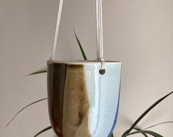 Jardinera colgante azul y marrón