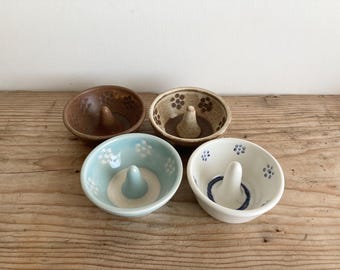 Plato de cerámica para anillos hecho a mano: Organizador de tocador floral