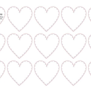 Può includere: Un foglio stampabile con 12 forme di cuore vuote. Il testo "Your Design Here" è in cima al foglio. Il testo "Use step & repeat with 3.25" offset for Y & 3.25" offset for x to place design in all other places" è sotto il titolo.