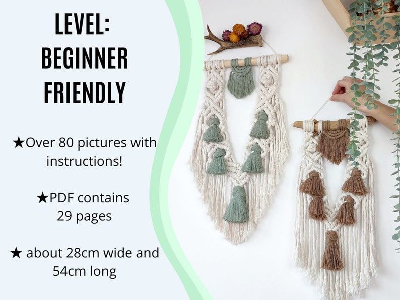 Puede incluir: Dos tapices de macram&eacute; de pared con borlas. El de la izquierda tiene borlas verdes y el de la derecha tiene borlas marrones. Ambos tapices miden aproximadamente 28 cm de ancho y 54 cm de largo. El texto "LEVEL: BEGINNER FRIENDLY" es visible en la esquina superior izquierda de la imagen. El texto "Over 80 pictures with instructions!" es visible en la esquina inferior izquierda de la imagen. El texto "PDF contains 29 pages" es visible en la esquina inferior izquierda de la imagen. El texto "about 28cm wide and 54cm long" es visible en la esquina inferior izquierda de la imagen.