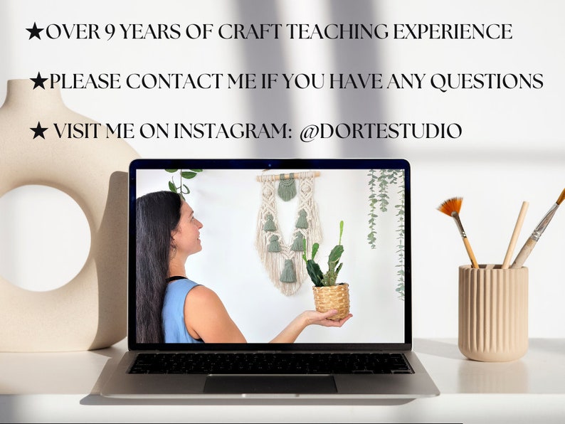 Puede incluir: La pantalla de una computadora port&aacute;til muestra a una mujer sosteniendo una planta de cactus en maceta. La pantalla tambi&eacute;n muestra un tapiz de macram&eacute; de pared. El texto en la pantalla dice "OVER 9 YEARS OF CRAFT TEACHING EXPERIENCE", "PLEASE CONTACT ME IF YOU HAVE ANY QUESTIONS", y "VISIT ME ON INSTAGRAM: @DORTESTUDIO".