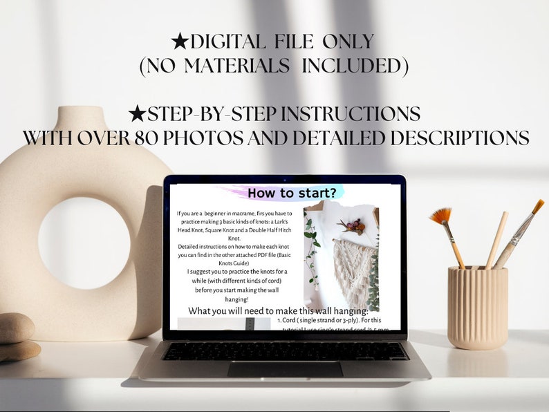 Puede incluir: Una pantalla de computadora port&aacute;til que muestra una descarga digital para una pared colgante de macram&eacute;. La pantalla muestra instrucciones sobre c&oacute;mo hacer la pared colgante, con m&aacute;s de 80 fotos y descripciones detalladas. El texto en la pantalla dice "&iquest;C&oacute;mo empezar?" y "Lo que necesitar&aacute;s para hacer esta pared colgante: 1. Cord&oacute;n (hebra simple o 3 hebras)."