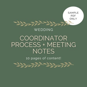 Può includere: Uno sfondo verde con un design a corona dorata. Il testo "Wedding Coordinator Process + Meeting Notes" è in bianco. Il testo "10 pages of content!" è in bianco. Un cerchio bianco con il testo "SAMPLE PDF ONLY" si trova nell'angolo in alto a destra.