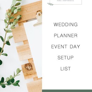 Könnte beinhalten: Eine Checkliste auf einer Klemmbrett mit dem Text "Wedding Planner Event Day Setup List" und dem Text "Das perfekte Werkzeug für Hochzeitsplaner, um einen erfolgreichen Hochzeitstag zu gestalten!" Die Checkliste befindet sich auf einem Holzgrund mit grünen Blättern.